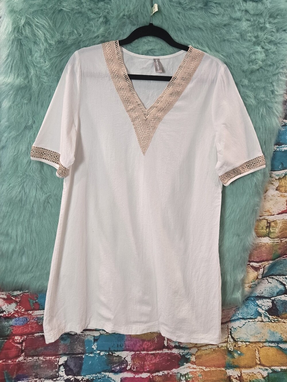 Noracora White And Tan Short Sleeve V Neck Tunic Size M
